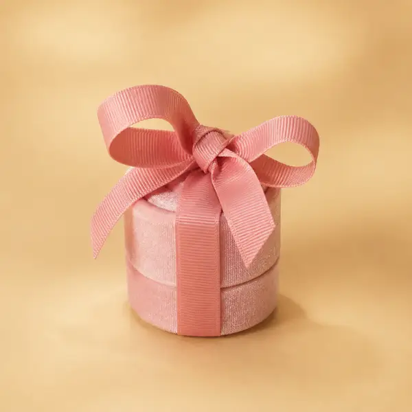 Solenne jewelry box with pink ribbon bow, premium gift-ready packaging for jewelry delivered across Europe